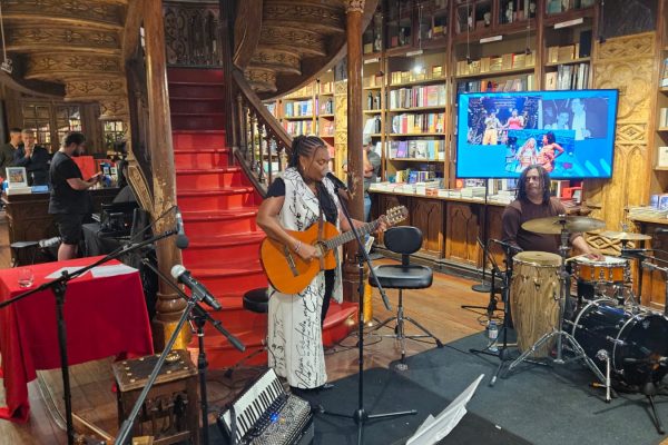 Ministra da Cultura brasileira sublinhou papel das artes durante “concerto-falado” na Livraria Lello, no Porto